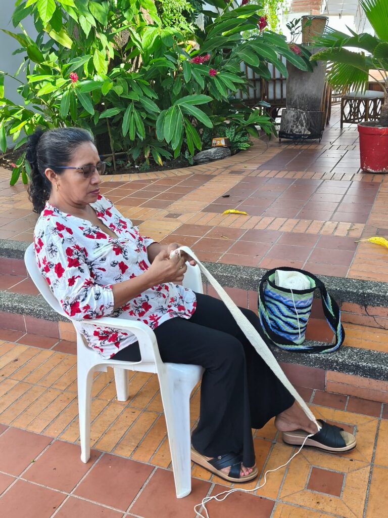 Melva Rosa Rodríguez trabajando en una mochila artesanal de lana de ovejo