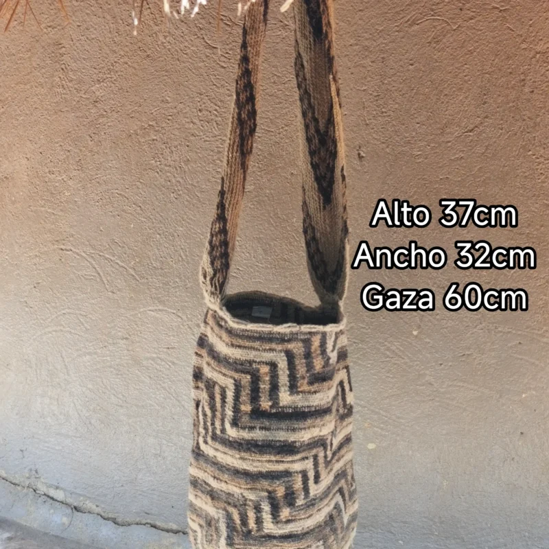 Mochila artesanal arhuaca en lana de ovejo blanco y café - modelo caminos