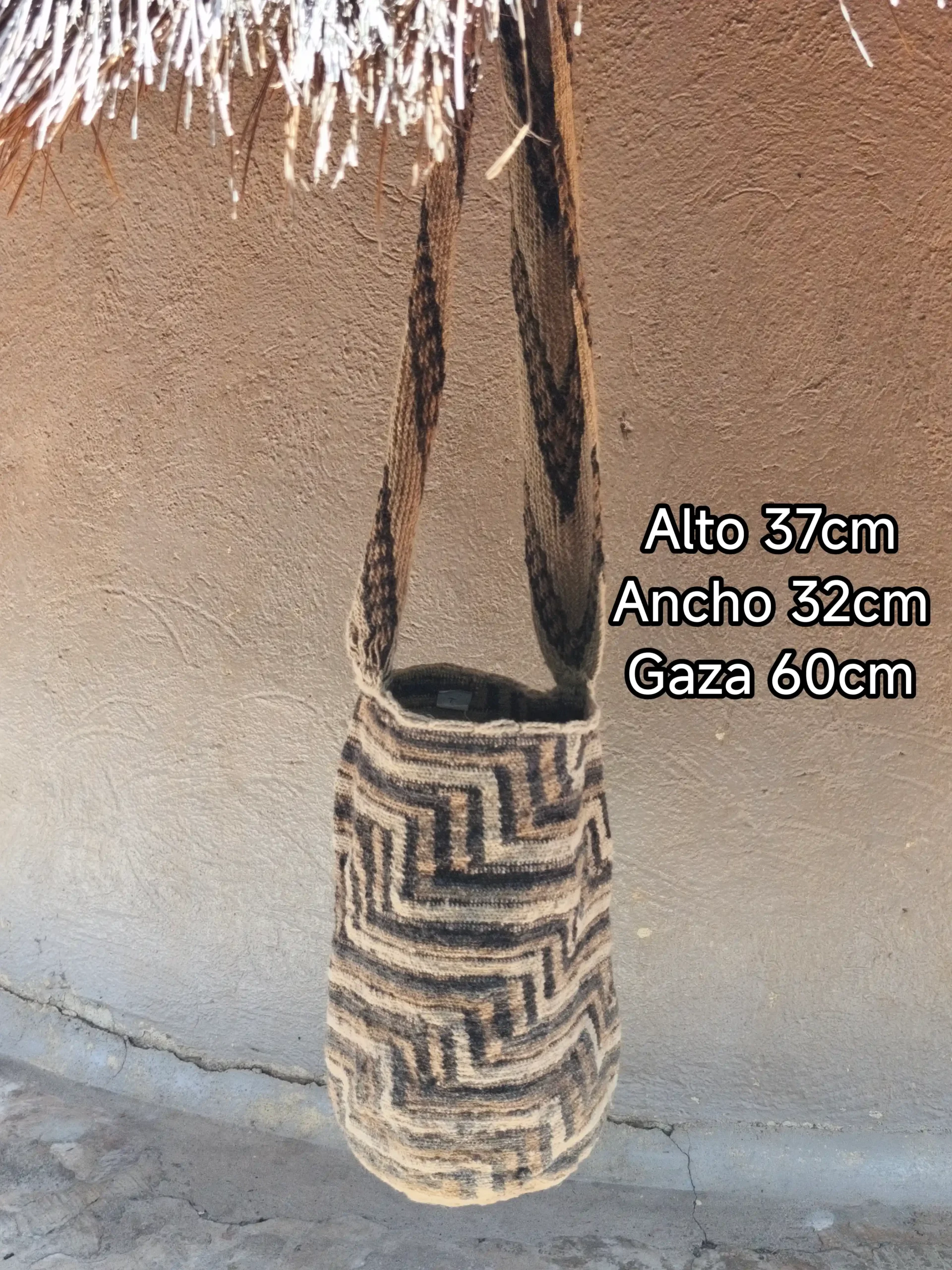 Mochila artesanal arhuaca en lana de ovejo blanco y café - modelo caminos