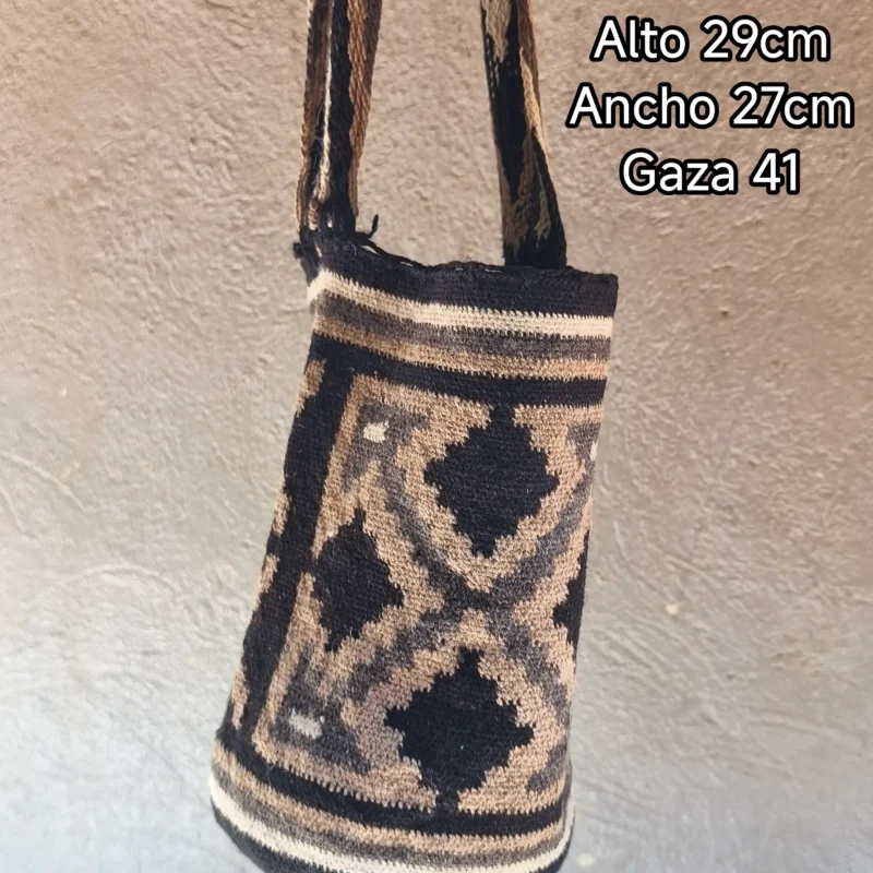 Mochila artesanal arhuaca en lana de ovejo café y gris _ modelo Puntos Cardinales
