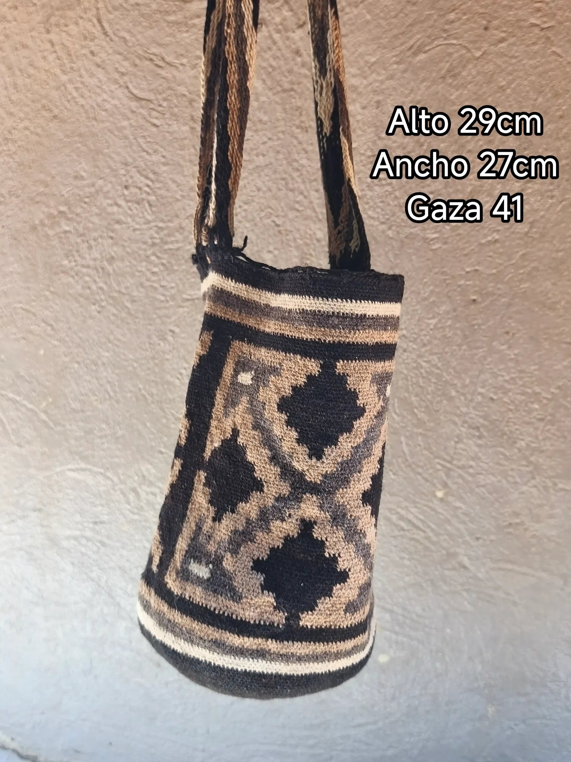 Mochila artesanal arhuaca en lana de ovejo café y gris _ modelo Puntos Cardinales