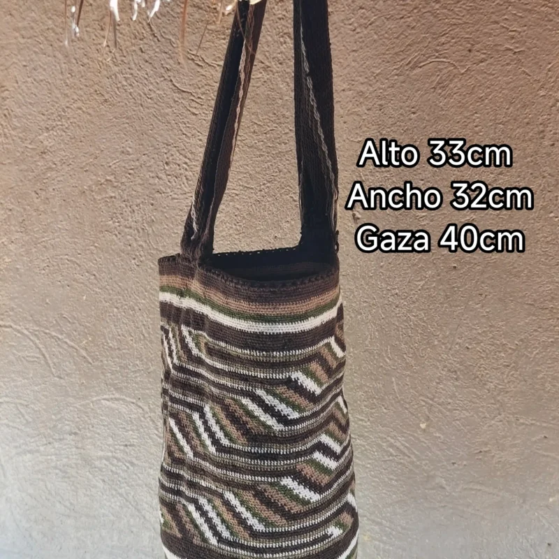 Mochila artesanal arhuaca modelo Caminos en lana de ovejo, color principal café, color secundario blanco, tamaño grande y medidas 33 cm de alto, 32 cm de ancho y 40 cm de gaza