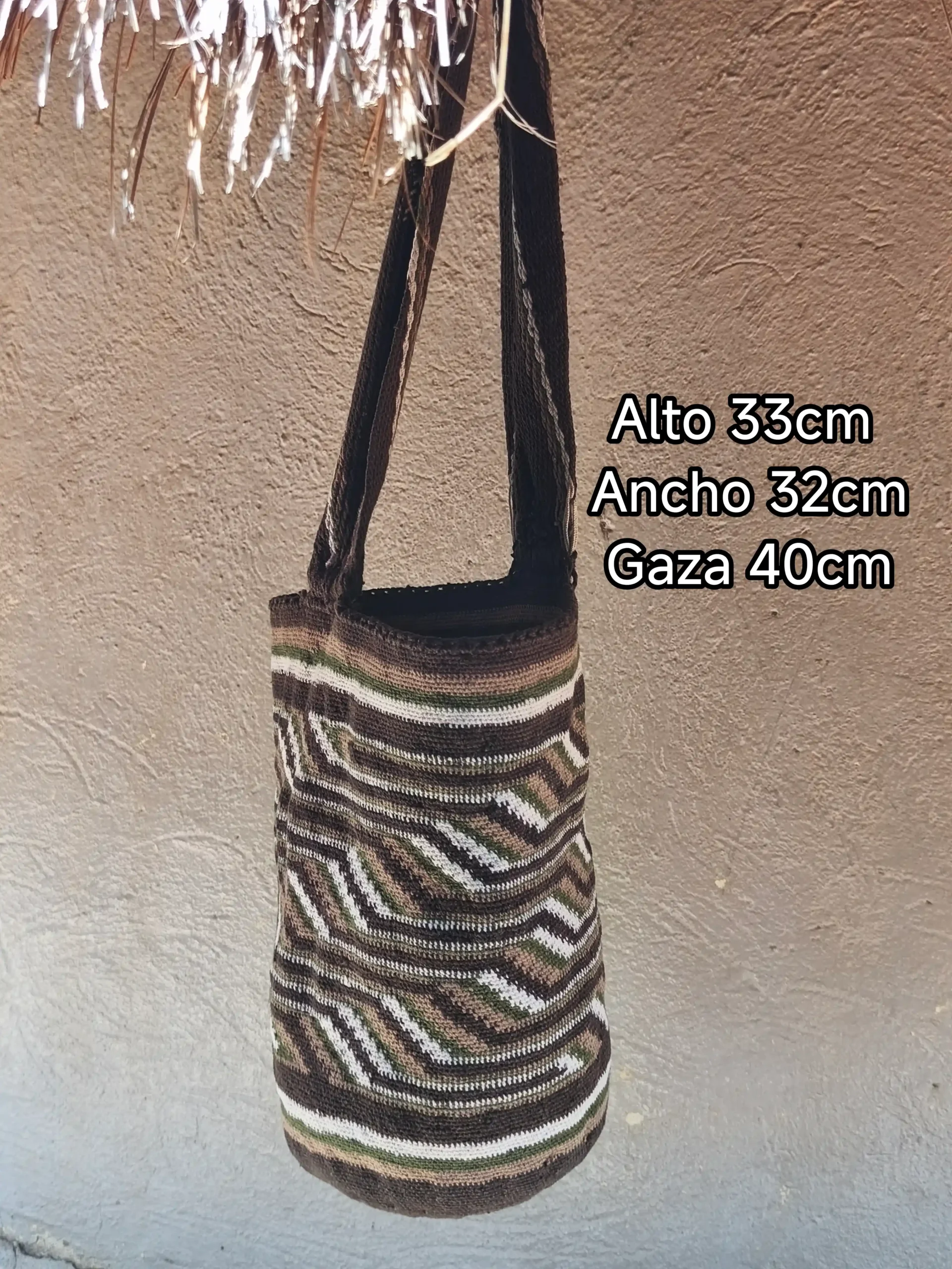 Mochila artesanal arhuaca modelo Caminos en lana de ovejo, color principal café, color secundario blanco, tamaño grande y medidas 33 cm de alto, 32 cm de ancho y 40 cm de gaza