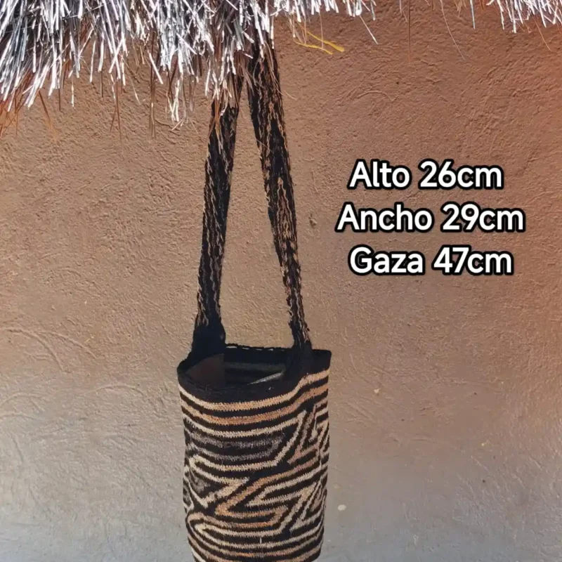 Mochila artesanal arhuaca en lana de ovejo café y blanco - modelo Caracol