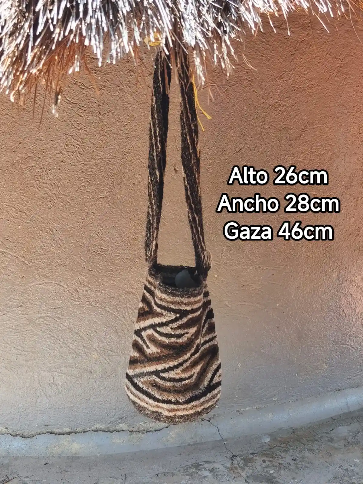 Mochila artesanal arhuaca en lana de ovejo café y blanco - modelo Caracol