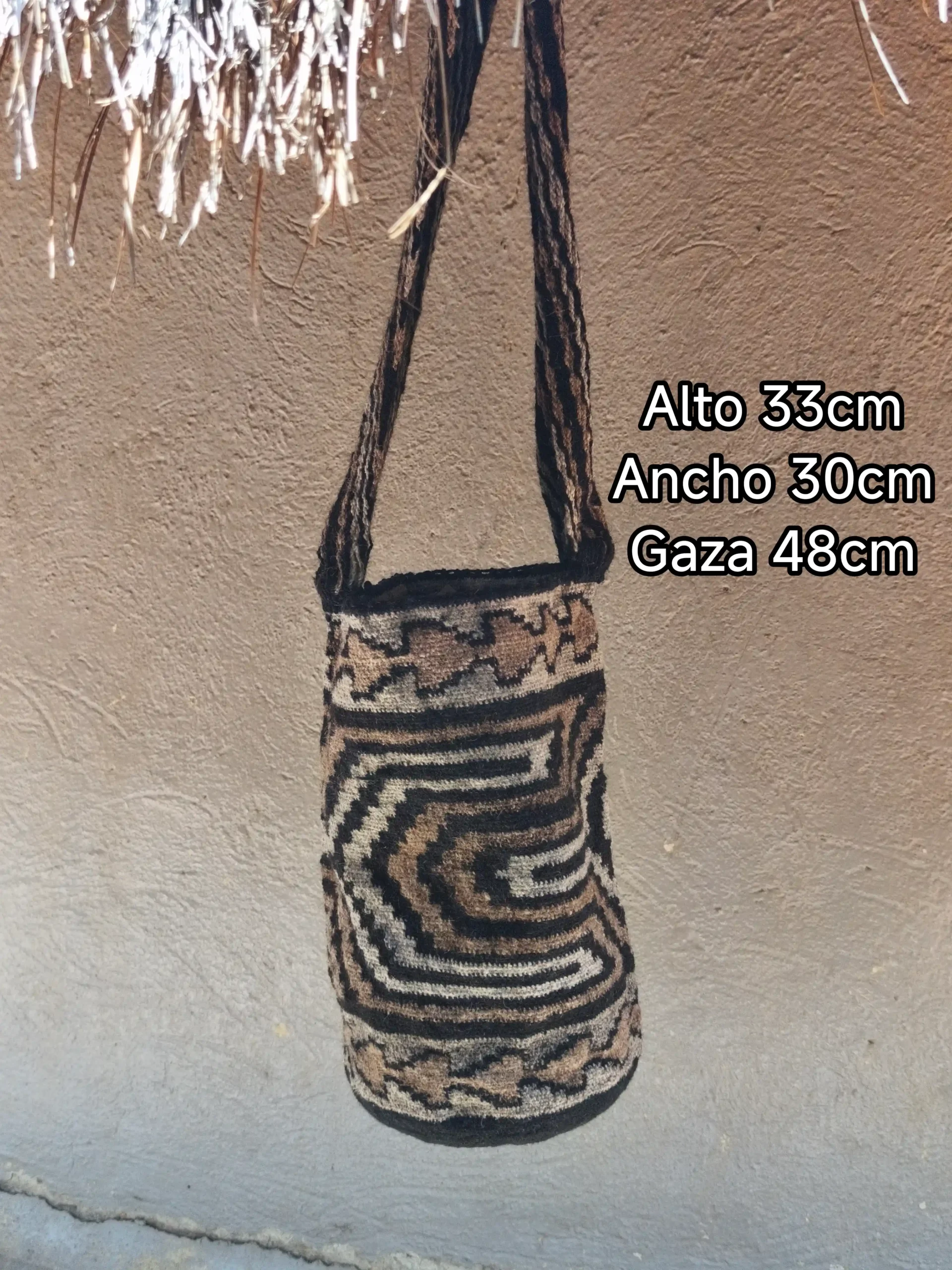 Mochila artesanal arhuaca en lana de ovejo café y negro – modelo caracol