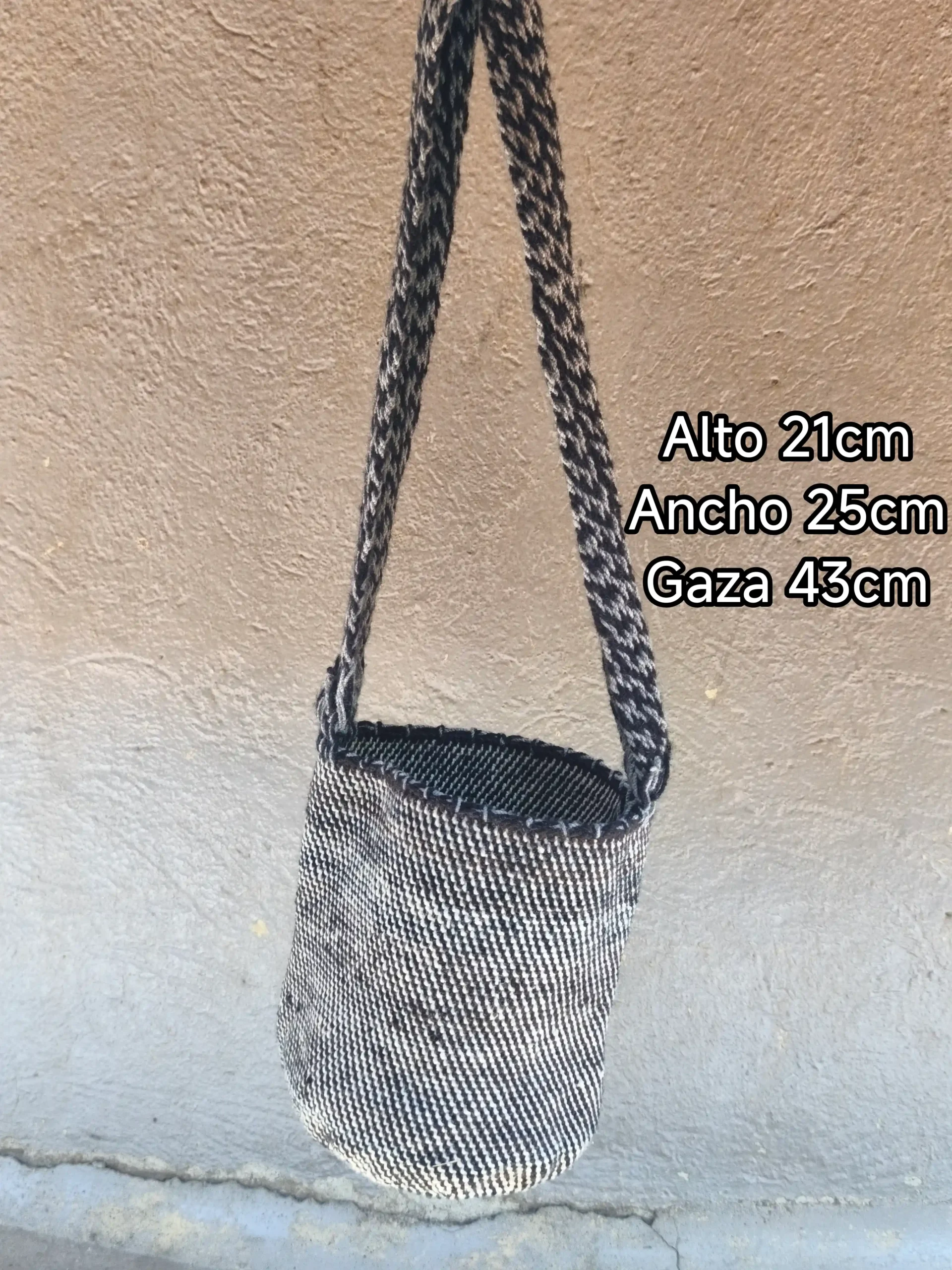 Mochila artesanal kankuama en lana de oveja negro y gris - modelo cariaca