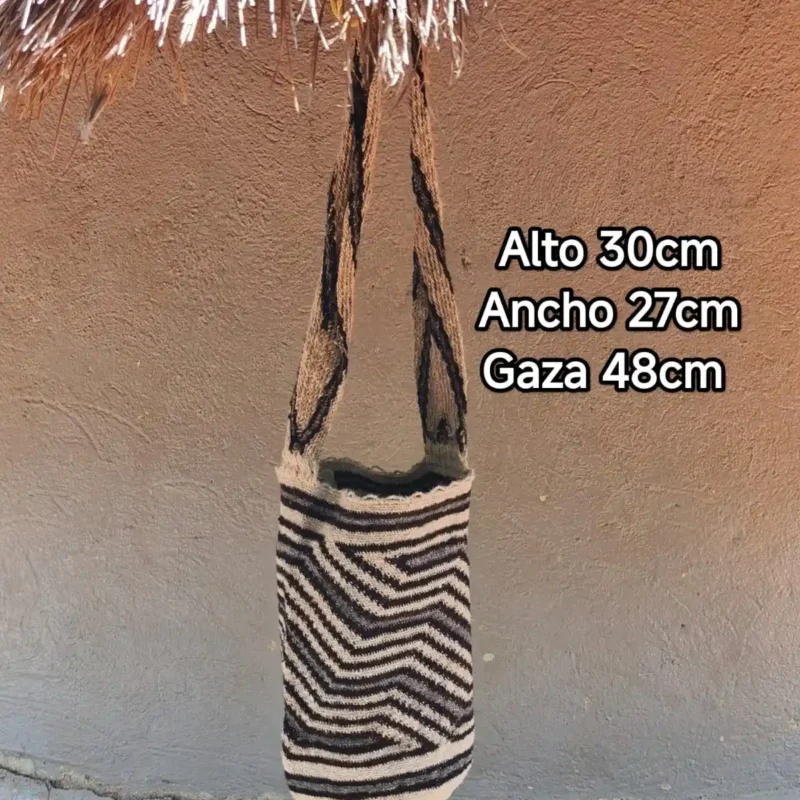 Mochila artesanal kankuama en lana de ovejo blanca y gris - modelo Caminos