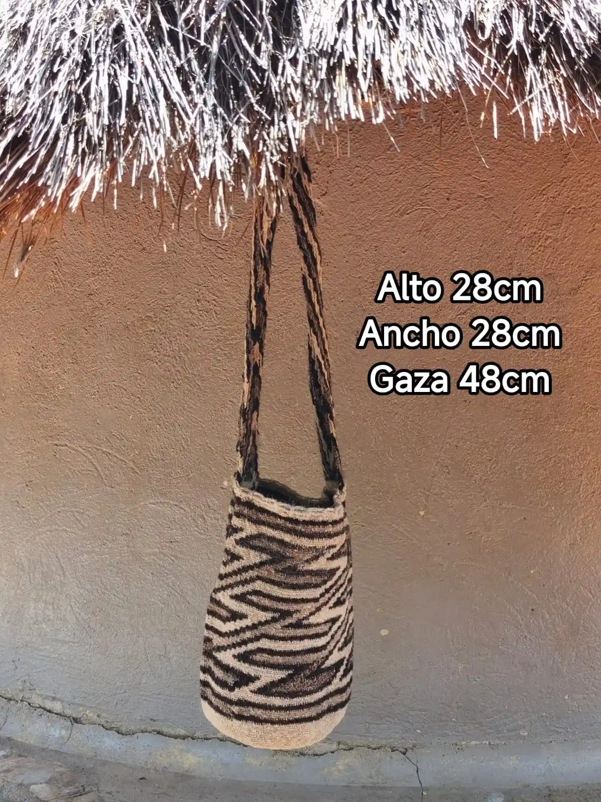 Mochila artesanal arhuaca en lana de ovejo blanco y café - modelo rana